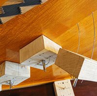Pleyel F 1936 - table, mise place des blocs • les blocs comportent une cheville destinée à tendre une corde à piano qui permettra de plaquer la table sur les barres, une fois celles-ci garnies de colle.