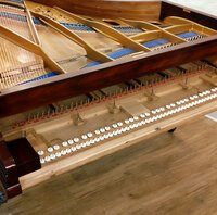 Pleyel 2 1909 - portée du châssis de clavier • Quelques rectifications par ponçage sont nécessaires, sur un vieux Pleyel, pour retrouver une parfaite assise du châssis de clavier sur le plateau.