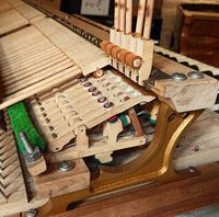Pleyel F 1929 - clavier et mécanique • La mécanique Schwander, dont les marteaux montés sur peigne Pleyel possèdent des rouleaux (à changer), est d'un type inhabituel.
