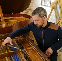 Pleyel 1bis 1903 - première mise au ton • clavier et mécanique remontés, la première mise au ton est faite. Il en faudra plusieurs pour stabiliser le piano, puis un premier accord sera fait.