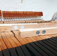 Steinway mod. O de 1902 - replombage du clavier • à l'arrière, une touche avant réparation, à l'avant, touche recollée et replombée