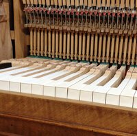 Pleyel Pianino 1900 - vue du clavier voilé • il sera rectifié par chauffage et torsion