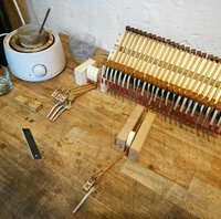 Pleyel modèle 9 - marteaux refeutrés • remplacement des lanières