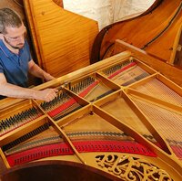 Pleyel F directoire - première tension des cordes neuves • plusieurs mises au ton seront nécessaires, puis plusieurs accords ; pendant ce temps, les réglages du clavier et de la mécanique seront faits.