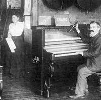 André Magne • André Magne accorde un piano dans son magasin de Cherbourg (XIXe siècle)