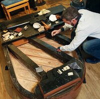 Steinway O préparation dessous de table d'harmonie • Préparation du dessous de la table d'harmonie avant vernis