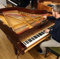 Pleyel F 1929 - première tension • Le piano est mis au ton ; il faudra le faire plusieurs fois avant de pouvoir accorder.