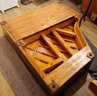 Pleyel F directoire - vernis dessous de table • Après raclage et ponçage de l'ancien vernis, un nouveau vernis est appliqué sur la sous-face de la table, le barrage et la ceinture.