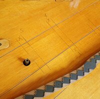 Pleyel F 1933 - fentes de table • ouverture des fentes de la table en vue de la réparation au moyen de flipots