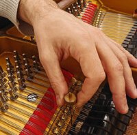 Pleyel F 1957 - Vérification de la portée des marteaux sur les cordes