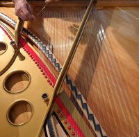 Steinway O - remise en cordes en cours