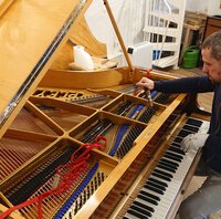 Pleyel F 1958 - premier accord • Après plusieurs mises au ton, le piano est accordé. Il le sera encore au moins deux fois avant le départ de l'atelier.