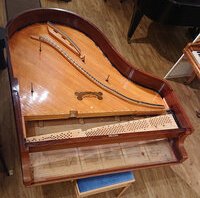 Steinway O table • Table d'harmonie après dépose du cadre. L'intervention suivante sera le contrôle du collage des barres de table, puis le flipotage de la table qui comporte plusieurs fentes.