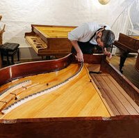 Pleyel F 1936 - nettoyage intérieur • Le piano remis sur pieds, le vernis de la ceinture est nettoyée avant la repose du cadre.