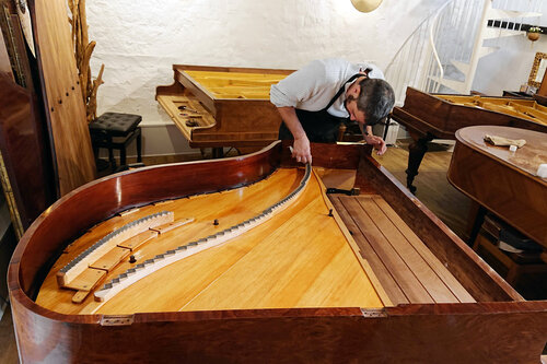 Pleyel F 1936 - nettoyage intérieur - Le piano remis sur pieds, le vernis de la ceinture est nettoyée avant la repose du cadre.