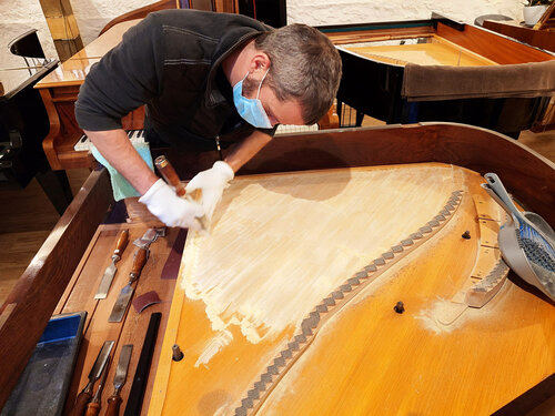 Pleyel modèle F 1931 - raclage du vernis de la table d'harmonie