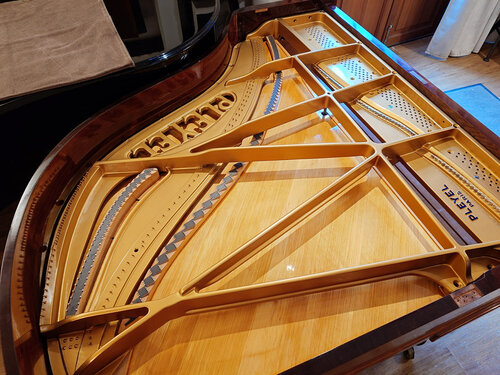 Pleyel modèle F 1931 - après repose du cadre en fonte