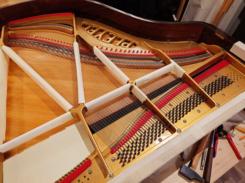 Pleyel modèle F 1931 - mise en cordes en cours