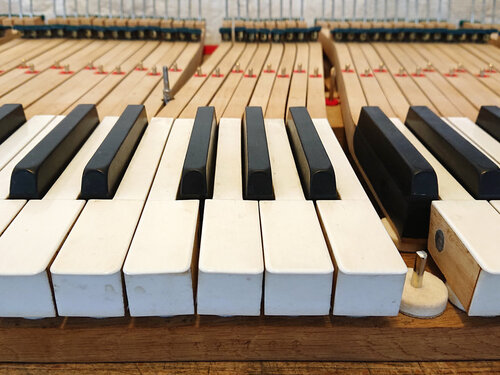 Pleyel 1bis 1903 - rectification du clavier - comme souvent sur les Pleyel anciens, certaines touches sont voilées