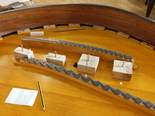 Pleyel modèle 3 noir - recollage des barres de table d'harmonie - Préparation des blocs de serrage