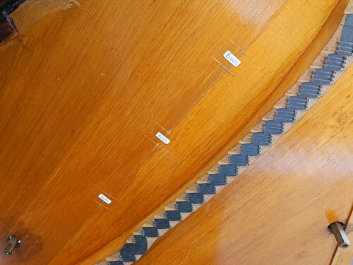Pleyel F 1929 - fente de la table - les positions des barres de table décollées sont repérées et tracées sur le dessus de table