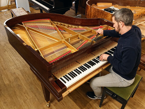 Pleyel F 1929 - première tension - Le piano est mis au ton ; il faudra le faire plusieurs fois avant de pouvoir accorder.