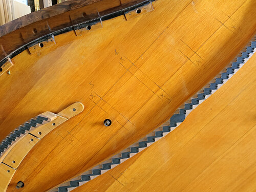 Pleyel F 1933 - barres de table - repérage de la position des barres de la table d'harmonie, en vue de leur recollage