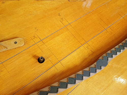 Pleyel F 1933 - fentes de table - ouverture des fentes de la table en vue de la réparation au moyen de flipots