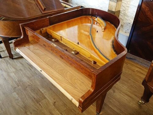 Pleyel F 1936 - cadre enlevé - le piano est prêt pour le travail de remise en état de la table.