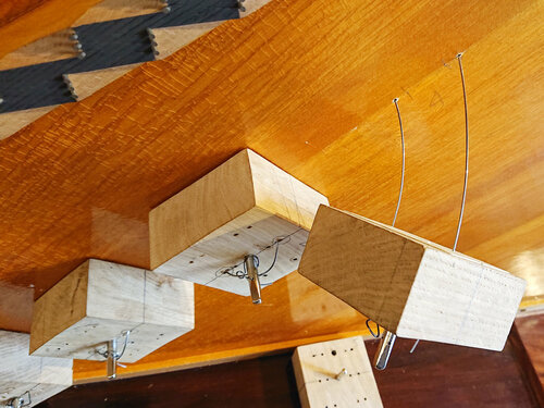 Pleyel F 1936 - table, mise place des blocs - les blocs comportent une cheville destinée à tendre une corde à piano qui permettra de plaquer la table sur les barres, une fois celles-ci garnies de colle.