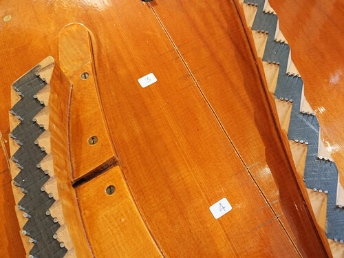 Pleyel F 1958 - préparation pour réparation de la table d'harmonie - repérage des positions de barres de table, ouverture des fentes en vue de la pose de flipots