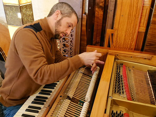 Pleyel F directoire - test harmonisation - un ponçage de quelques marteaux est effectué pour estimer le type d'intervention à mener sur ce piano