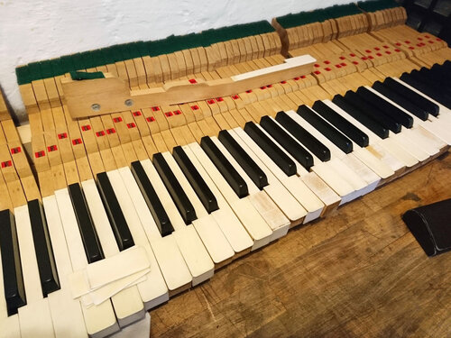 Pleyel modèle 9 - clavier, préparation des ivoires - nombreux revêtements cassés