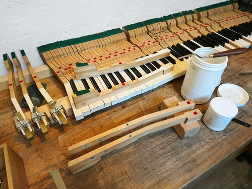 Pleyel modèle 9 - collage du revêtement de clavier