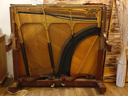 Pleyel Pianino 1900 - prêt pour la dépose des cordes et chevilles