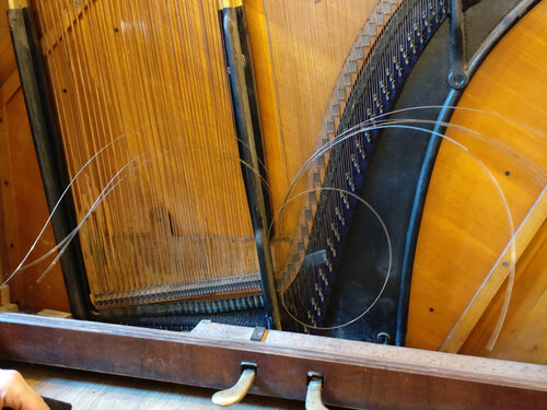 Pleyel Pianino 1900 - démontage des cordes