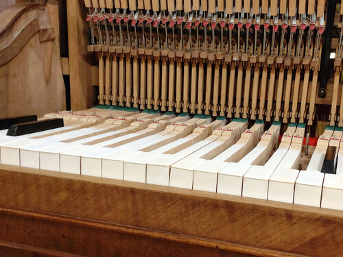 Pleyel Pianino 1900 - vue du clavier voilé - il sera rectifié par chauffage et torsion