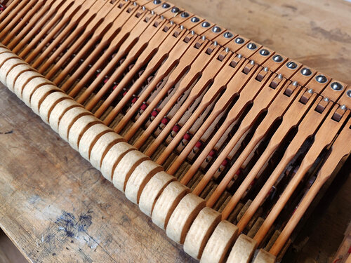 Steinway A-188 de 1901 - manches de marteaux prêts - pour le changement des têtes