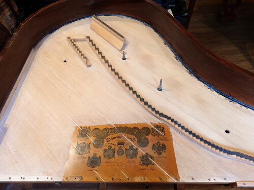 Steinway A-188 de 1901 - raclage de l'ancien vernis en cours