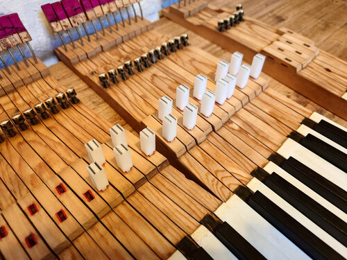 Steinway A-188 - remplacement des garnitures de mortaises de clavier