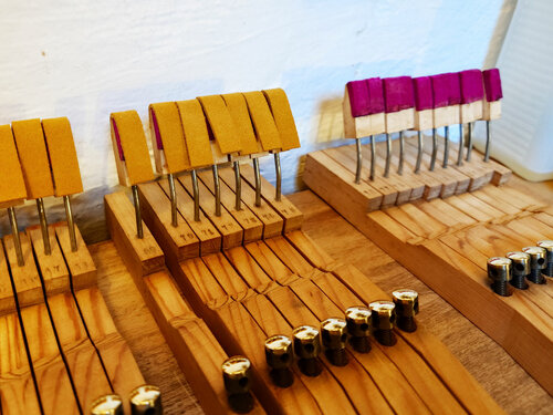 Steinway A-188 - collage des cuirs d'attrapes