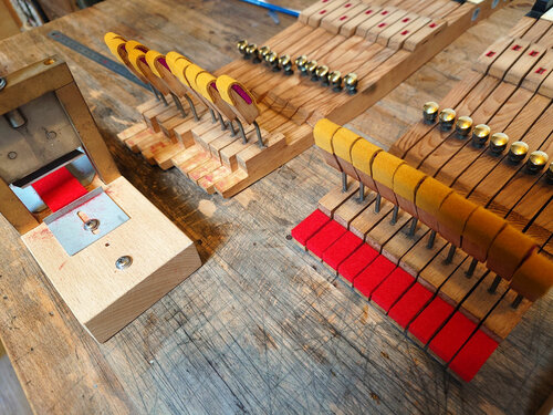 Steinway A-188 - collage des feutres de bascules d'étouffoirs