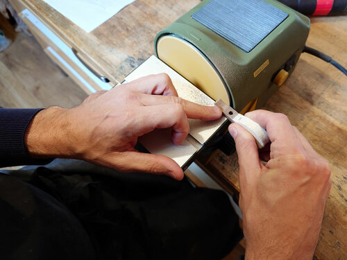 Steinway A-188 - affinage des queues des têtes de marteaux