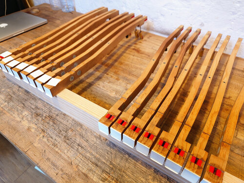 Steinway A-188 - finition des touches blanches - collage des ivoire en frontons