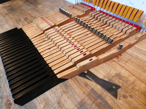 Steinway A-188 - finition des touches noires