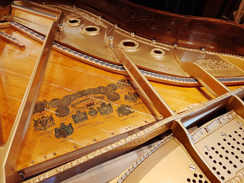 Steinway A-188 - cadre en fonte en place