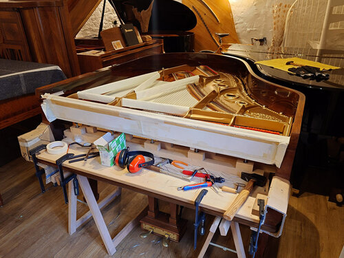 Steinway A-188 de 1901 - mise en corde en cours