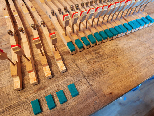 Steinway A-188 - remplacement des feutres de bascules d'étouffoirs