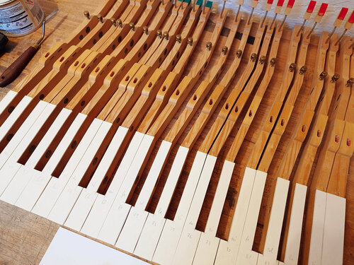 Steinway A-188 - collage des revêtements de clavier