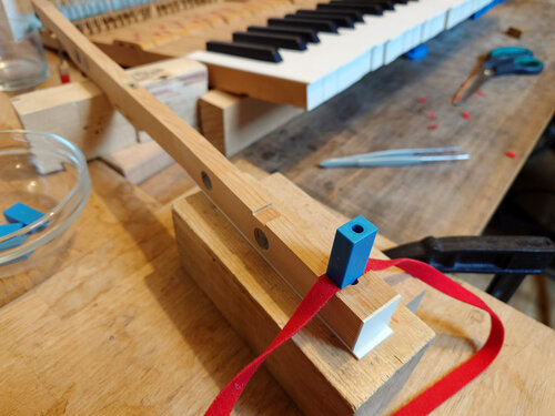 Steinway A-188 - collage d'une garniture de mortaise d'enfoncement